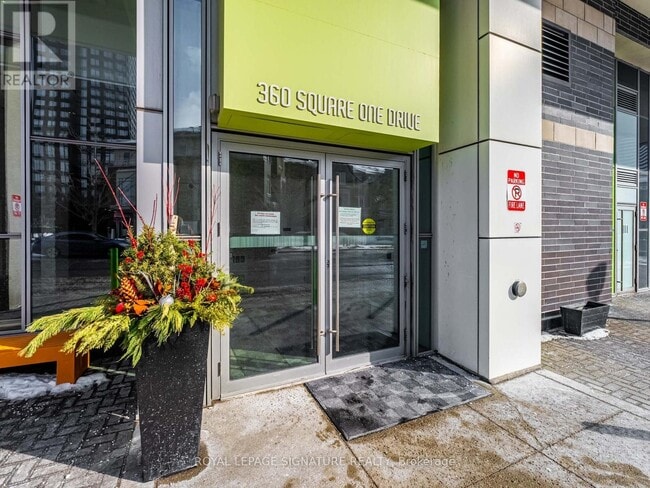 Photo du bâtiment - 360 Square One Dr