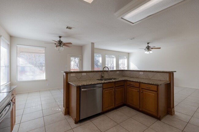 Foto del edificio - 8818 Firebaugh Dr