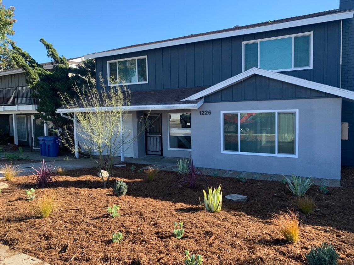 Parte delantera de 4 plex - 1226 Amethyst St