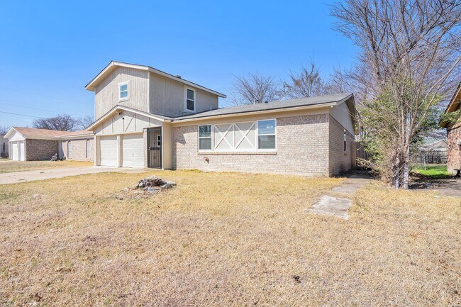 Building Photo - Beautifully Crafted 5-3-2 in Fort worth!