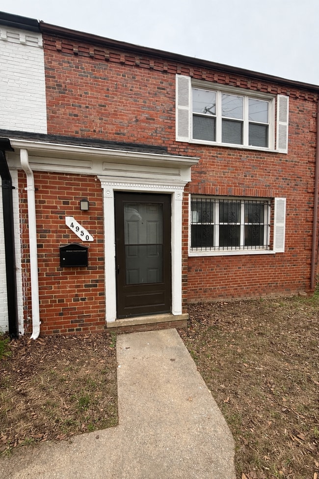 Beautiful 3 Bedroom 2 bath Townhome Conveniently Located and updated - Beautiful 3 Bedroom 2 bath Townhome Conveniently Located and updated