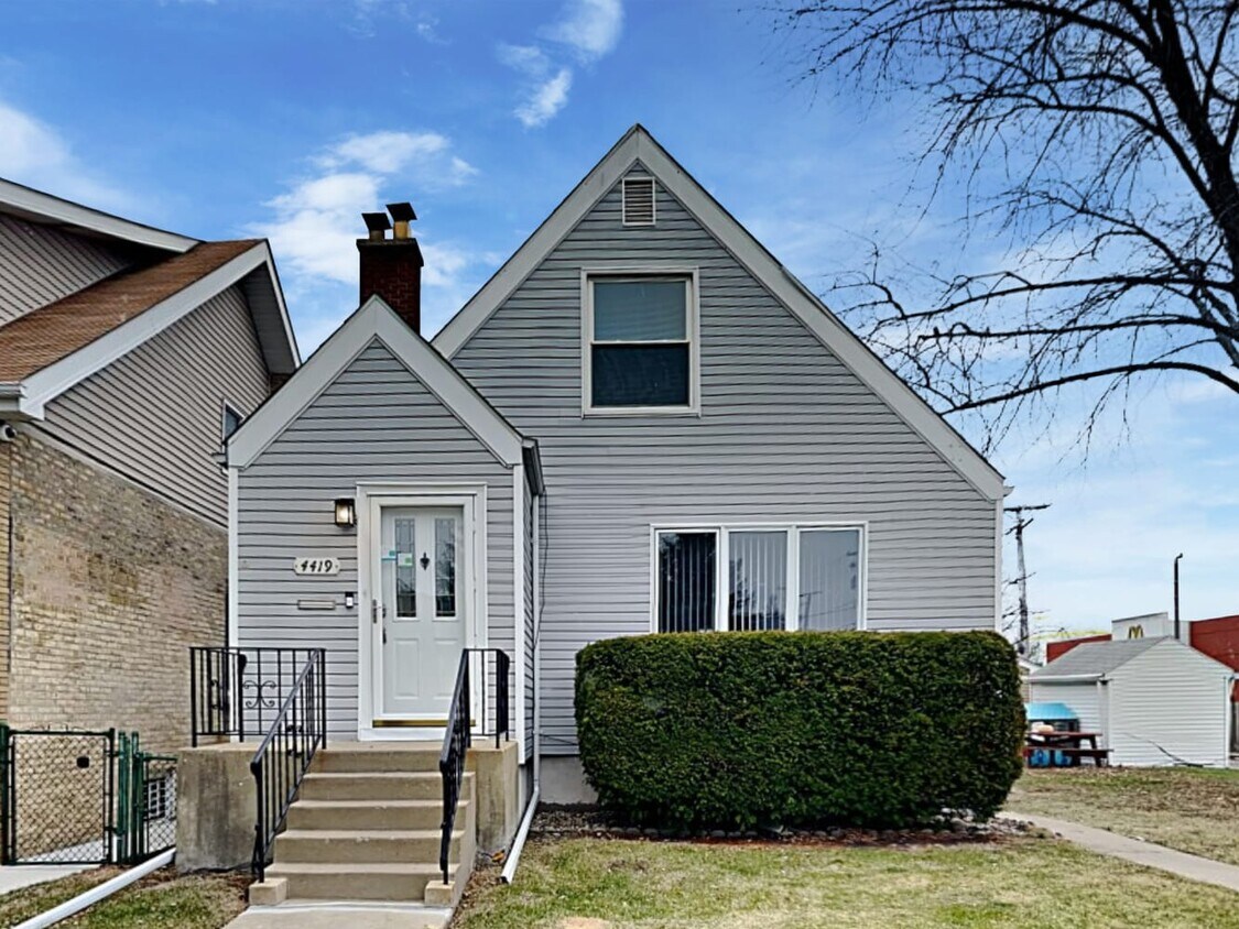 4419 N Nagle Ave House Rental in Harwood Heights, IL