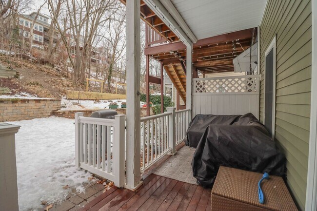 Building Photo - 1 Bd 1 Bath With Laundry Available 8/1 in ...