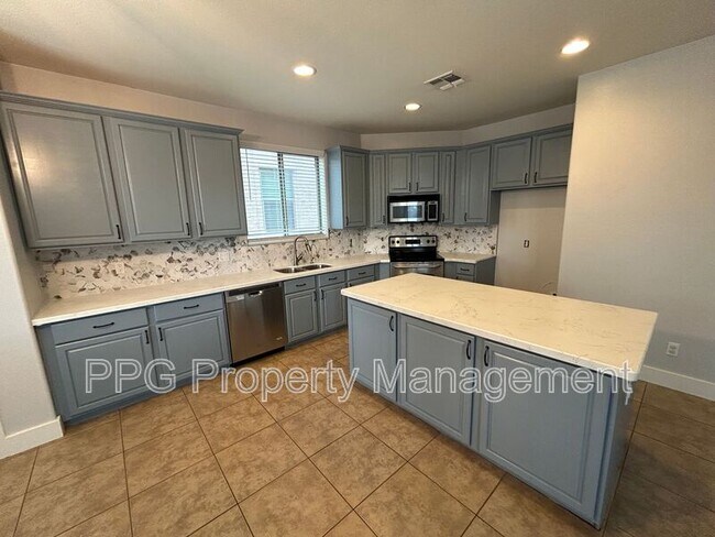 Building Photo - 15439 W Poinsettia Dr