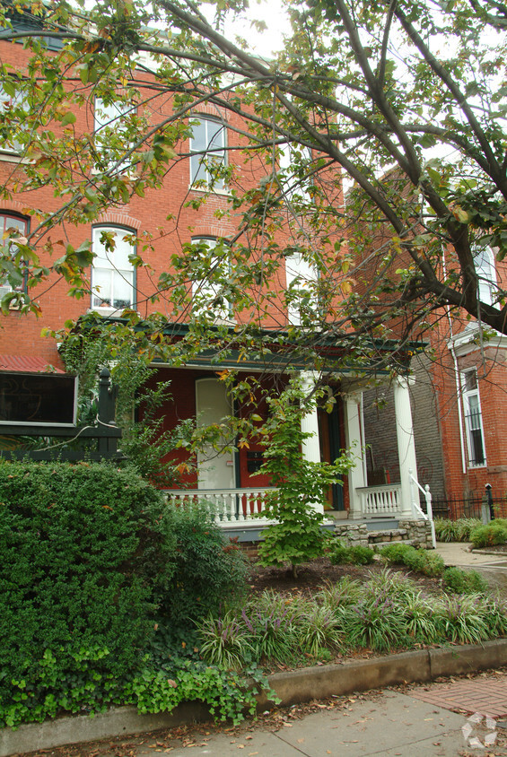Primary Photo - 905 W Grace St