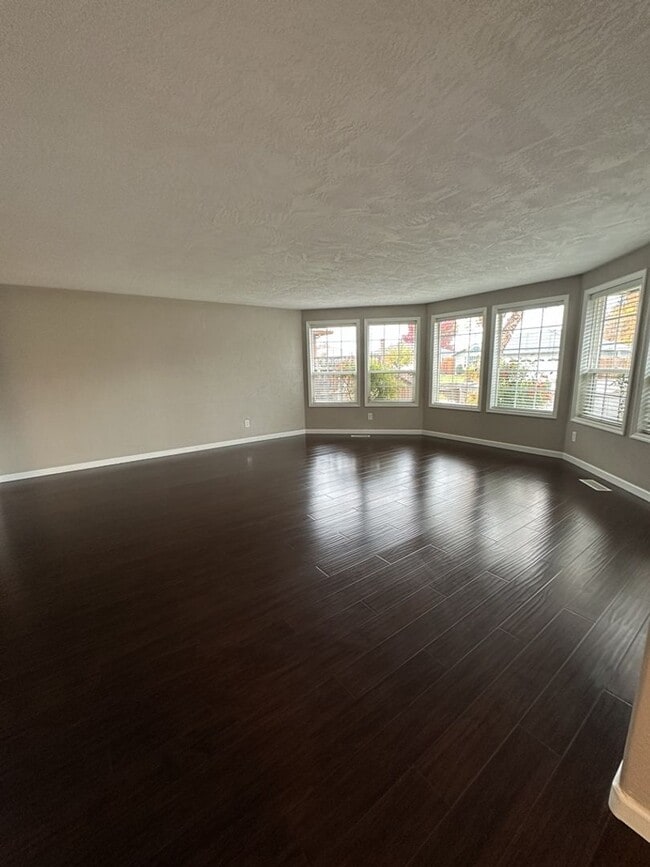 Foto del edificio - Pristine 3-Bedroom, 2-Bath Home with Moder...