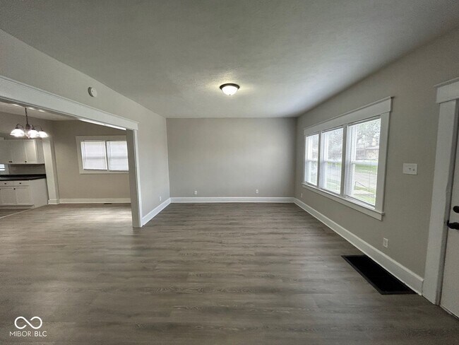 Foto del edificio - 425 E 8th St