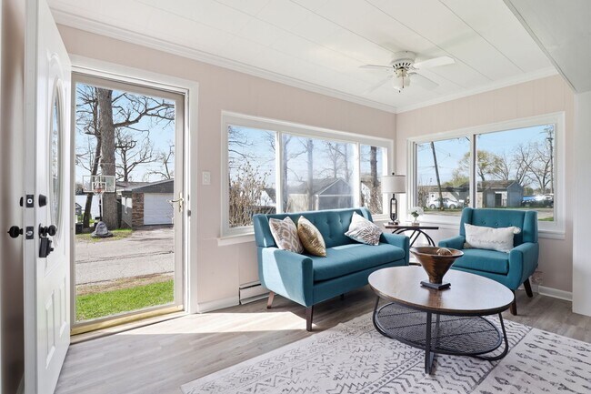 Foto del edificio - 3-bedroom home with deeded access to all-sports Loon Lake