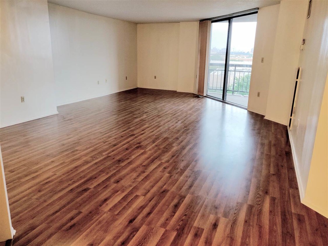 Foto principal - 615 Harmon Cove Tower