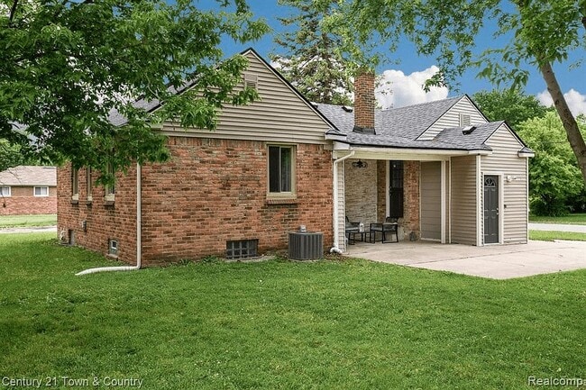 Building Photo - 28588 Pierce St