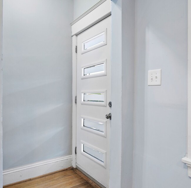 Foto del edificio - Stylish and Spacious: Renovated 5-Bedroom ...