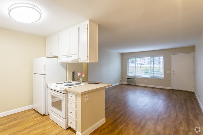 3 BR, 2 BA - 1022 SF - Parklane Apartments *$500 OFF*