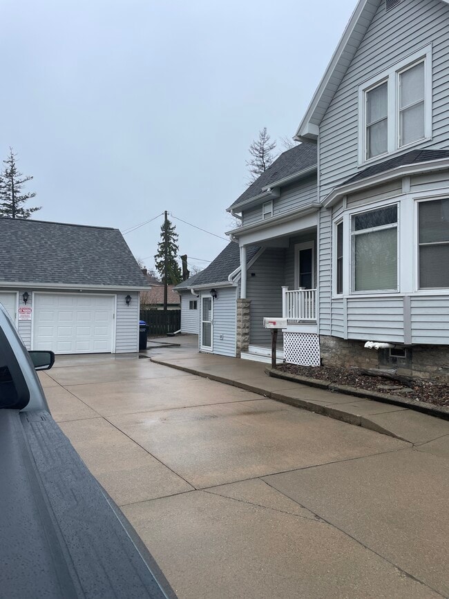 Building Photo - 521 N Badger Ave