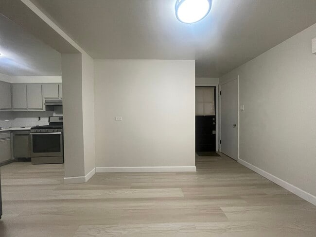 Dinette - 3263 S 58th Ct