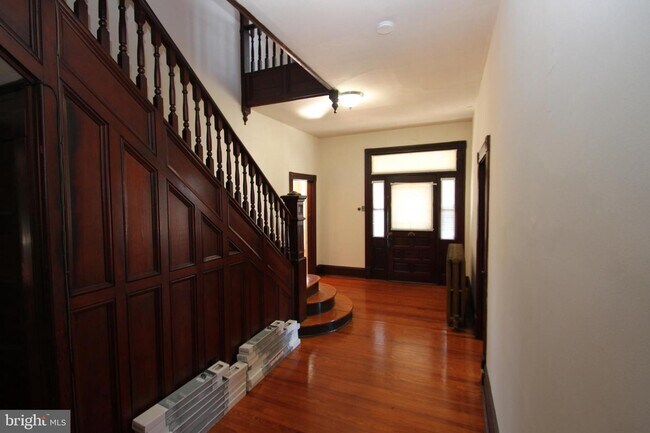 Building Photo - 106 E Williams St