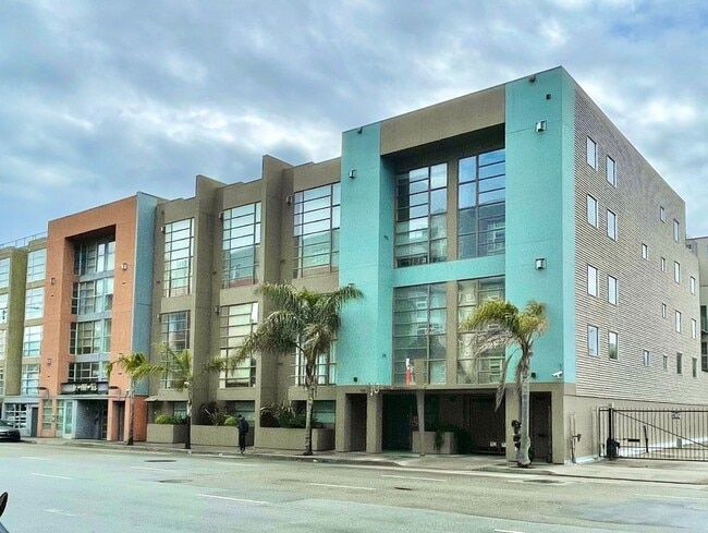 Building Photo - 1,600 sqft 2-Level SOMA 1BD+2 Bonus Rooms+ 1.5BA Loft! 2 Car Pkg! Laundry! Balcony! -PROGRESSIVE