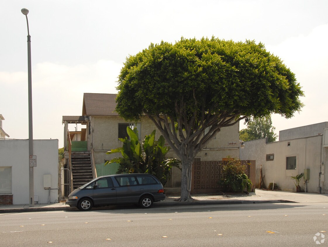 Foto del edificio - 16812 S Western Ave