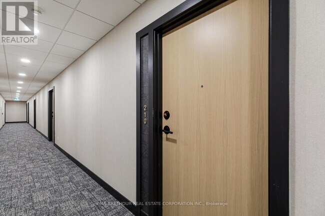 Building Photo - 31 Huron St