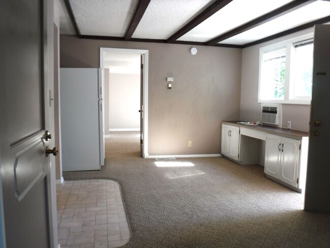 Building Photo - Adorable 1 bed 1 bath North End Apartment off 9th & Ada
