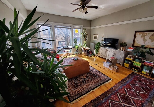 Photo - 2068 W Hutchinson St Apartment