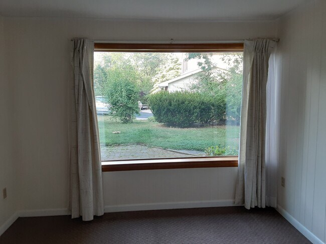 Ventana panorámica en la sala de estar - 104 E Clearview Ave