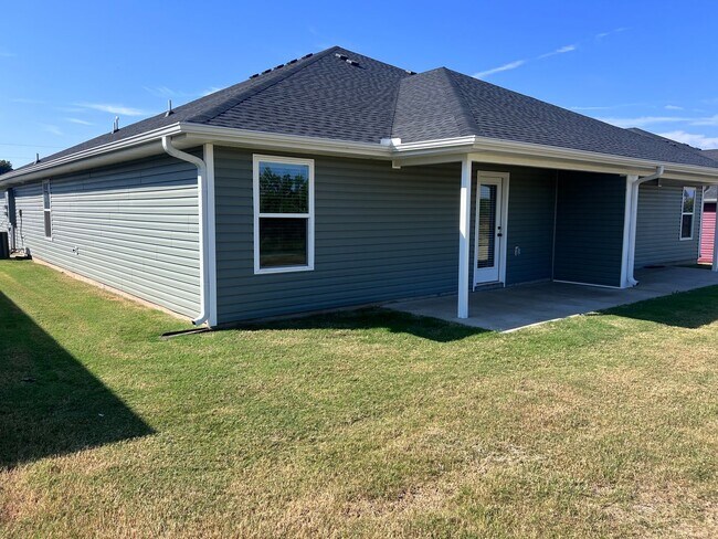 Building Photo - $995 MOVE IN SPECIAL-Spacious 3-Bedroom Ho...