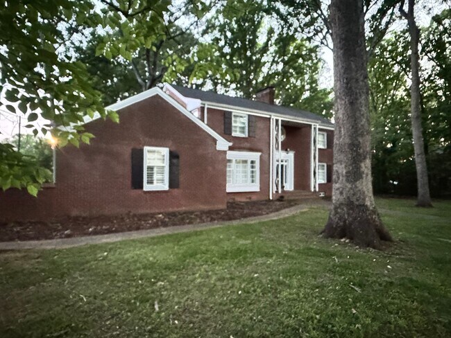 Foto del edificio - 906 Crescent Cir
