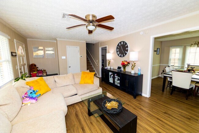 Foto del edificio - 917 Chartley Dr SW