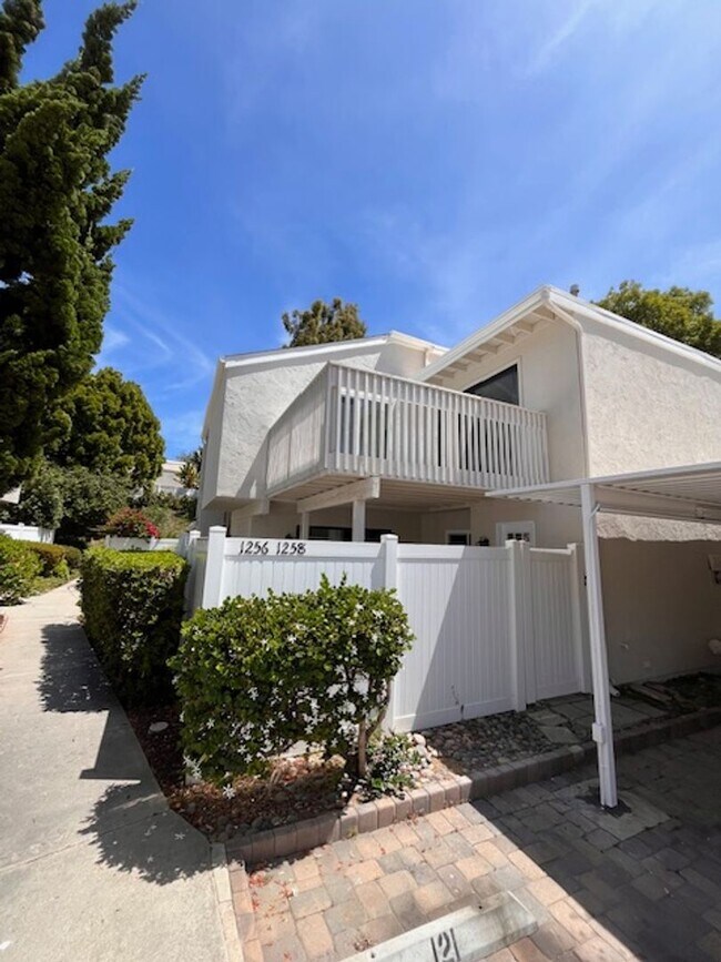 Foto del edificio - 3 bed 1.5 bath 2 story condo in Park Place...