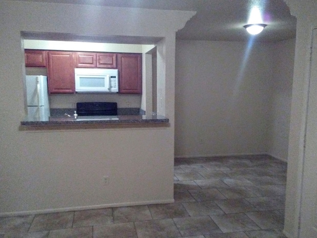 Building Photo - 2925 Winkler Ave