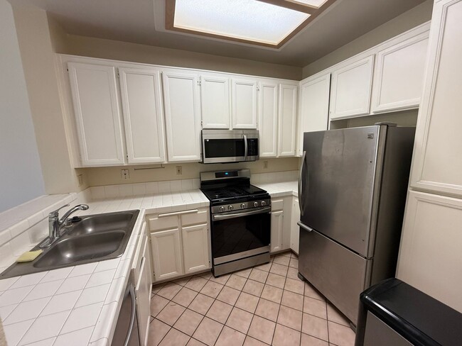 Foto del edificio - Beautiful 2 Bed, 2.5 Bath Two-Story Townho...