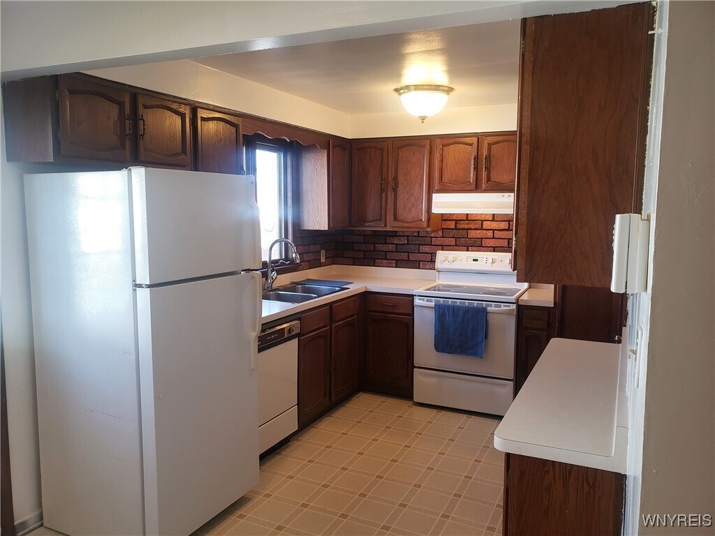 Primary Photo - 2744 Woodlawn Ave