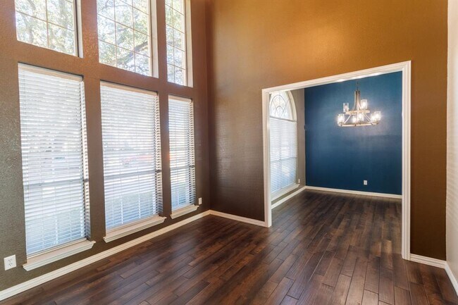 Building Photo - 1109 San Saba Dr