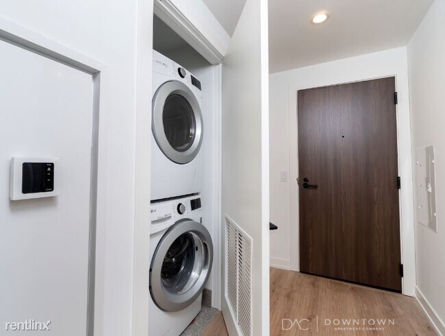 Foto del edificio - 1 br, 1 bath Condo - 350 W Grand Ave