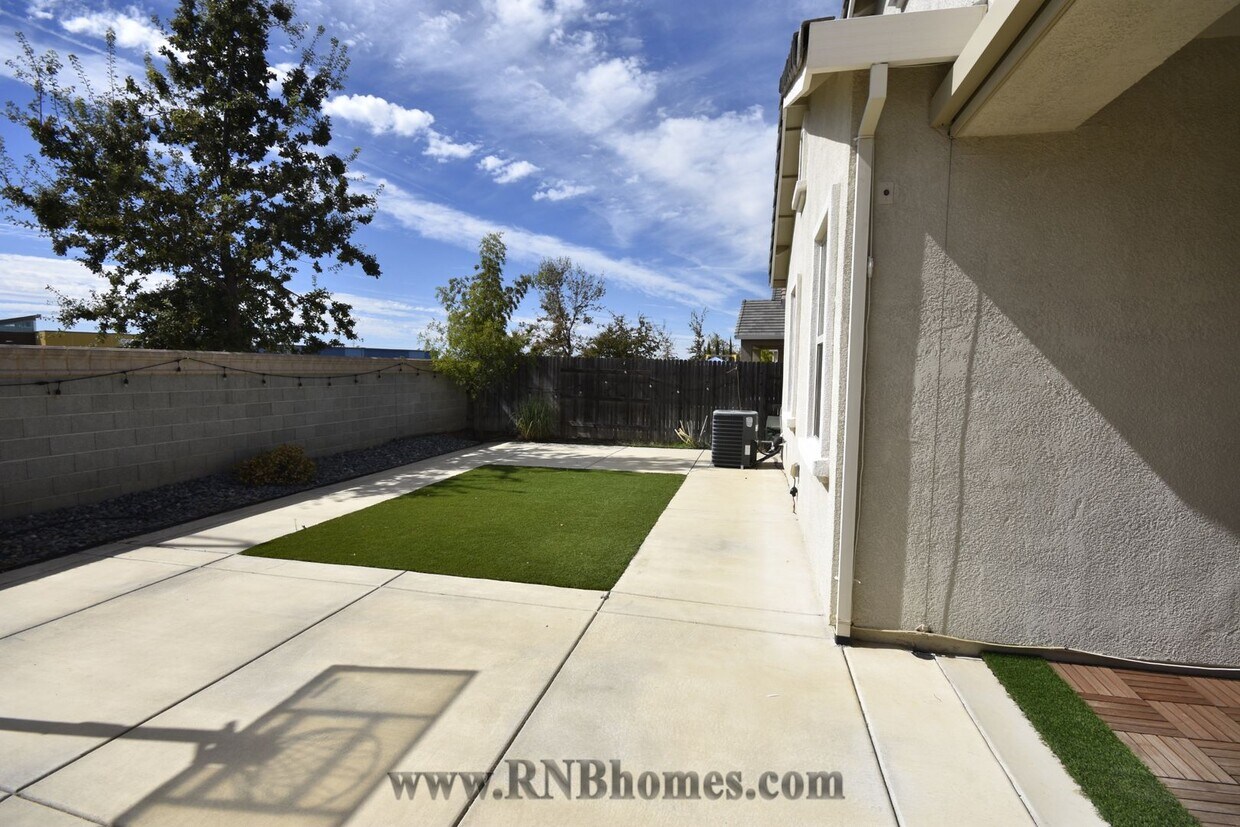 Foto del edificio - 5121 Creekhollow Way