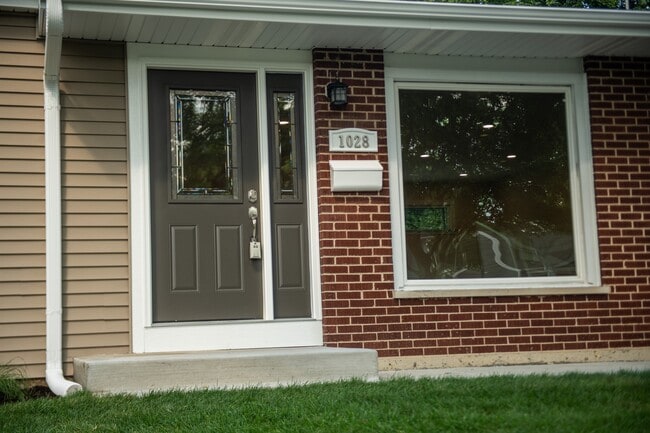 Building Photo - 1028 Valley Stream Dr