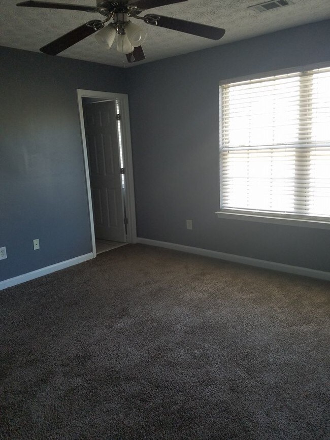 Building Photo - Spacious 3 bedroom Townhome for Rent