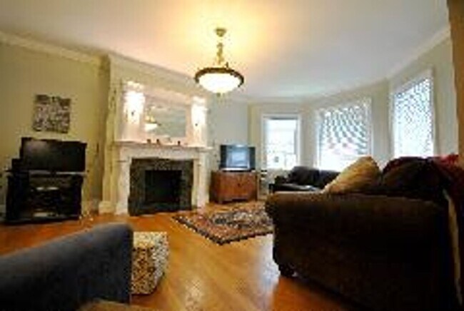 Foto del edificio - Renovated Brookline 3 Bed/2 Bath Duplex in Washington Square on Addington Rd.  Sept 1st, NO FEE