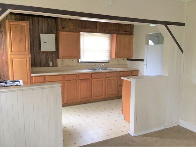 Foto del edificio - Three Bedroom Home with Main Floor Laundry on a Large Acre + Lot!!