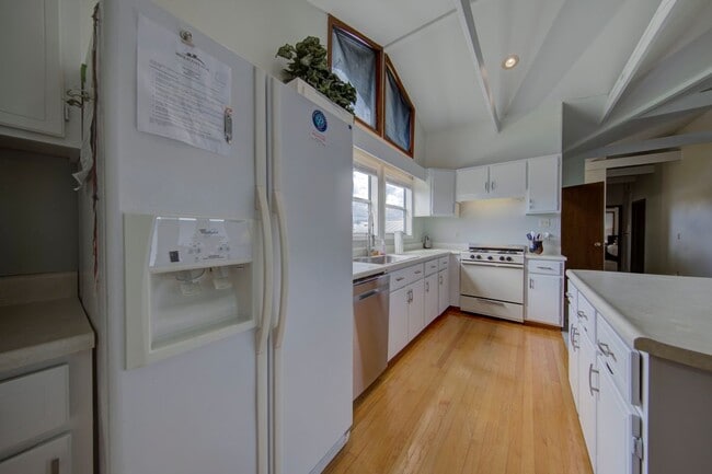 Building Photo - 404 Colorado Dr