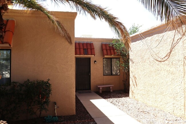 Building Photo - Nice Townhome