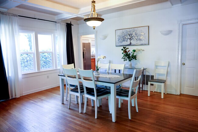 Gran mesa de comedor con 8 sillas. - 2005 N Beachwood Dr