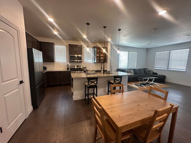 Foto del edificio - End unit FURNISHED Townhouse in Victory Ridge