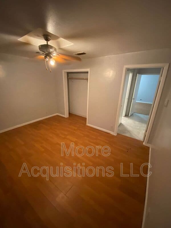 Building Photo - 810 W Day St