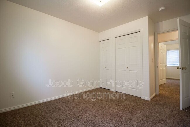 Building Photo - 3560 Deloy Dr
