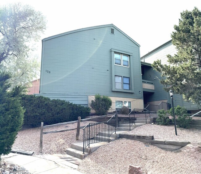 Foto del edificio - 128 W Rockrimmon Blvd