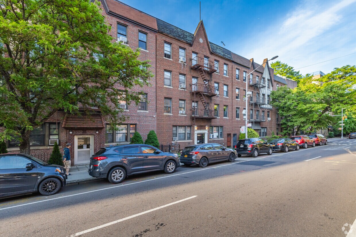 Building Photo - 4511 43rd Ave