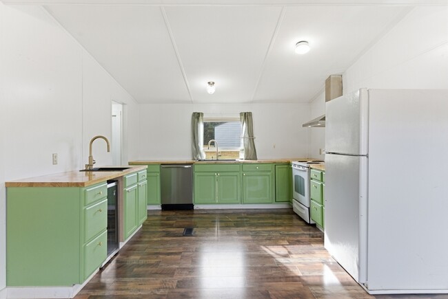 Building Photo - 1310 E Hendron Chapel Rd