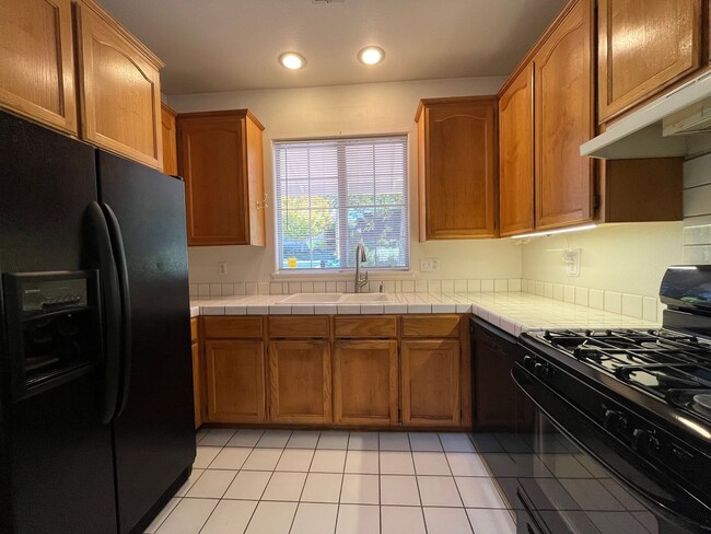 Building Photo - Spacious 3 Bedroom, 2.5 Bathroom w/ Bonus ...