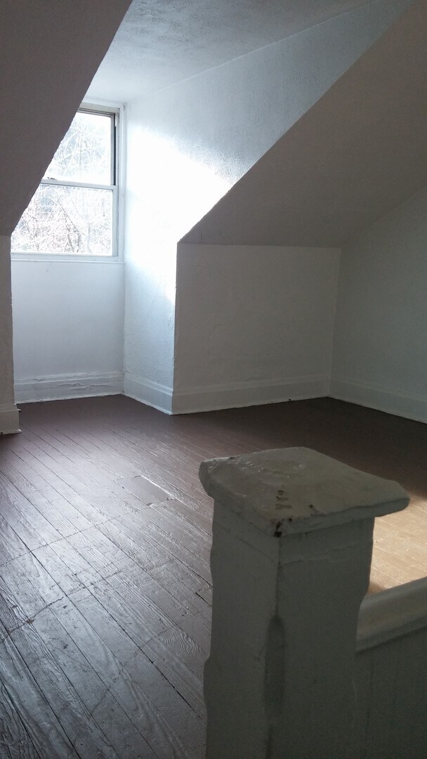 Building Photo - AVAILABLE APRIL - Awesome 2 Bedroom 1 Bath...